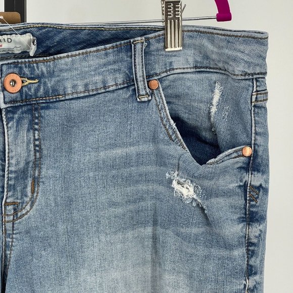 Torrid Boyfriend Stretch Mid-Rise Rip & Repair Jeans Plus 20 R Whiskers Stitched - Picture 6 of 16